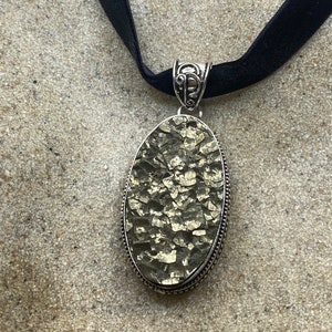 Collar con colgante de drusa de pirita auténtica de plata vintage