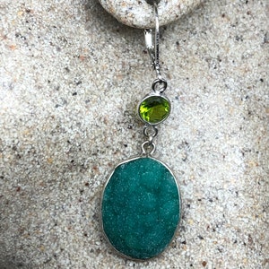 Orecchini a lampadario vintage in argento sterling 925 con drusa diopside cromata