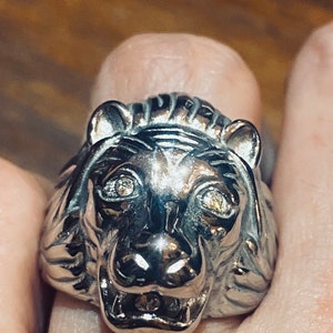 Anillo vintage gótico de acero inoxidable con cabeza de león y cristal austriaco para hombre.