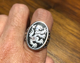 Vintage Gothic Style Lion Crest Black Inlay Mens Ring