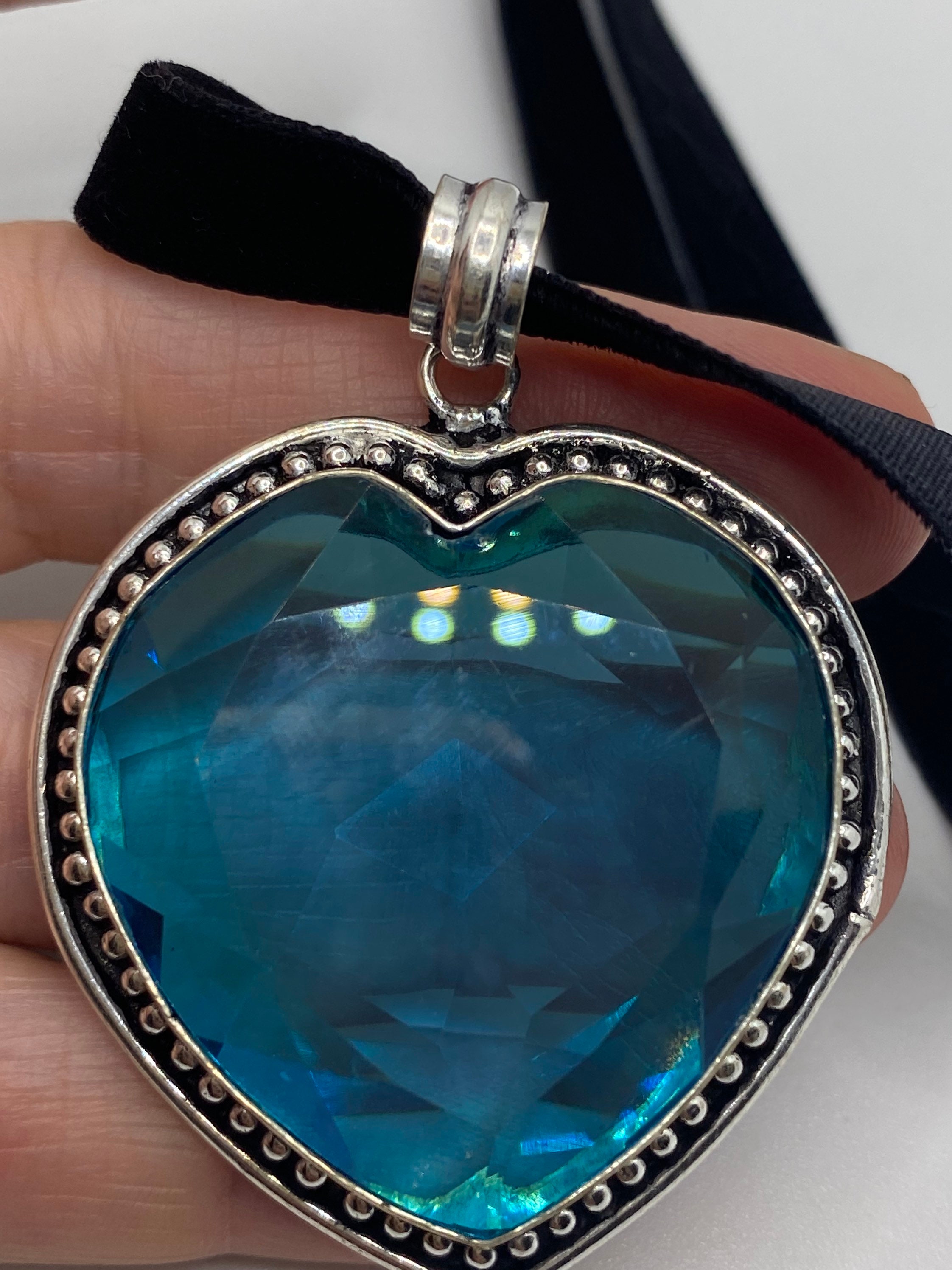 Collana girocollo con nastro di velluto nero antico a forma di cuore in vetro blu vintage - Italia