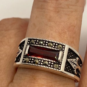 Anillo vintage para hombre con flor de lis y cristal de rubí rojo en plata de ley