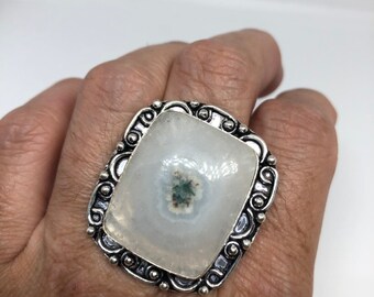 Anillo antiguo de calcedonia blanca auténtica de una pulgada de largo