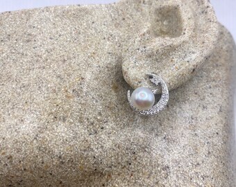 Pendientes de tuerca de plata de ley con perlas auténticas y luna creciente de cristal vintage