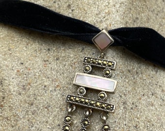Collar con colgante vintage de marcasita y plata de ley 925 con nácar.