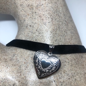 Collana girocollo con medaglione a cuore vintage in acciaio inossidabile argentato e inciso