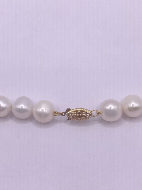 Vintage White Pearl 18 inch Necklace - image 4