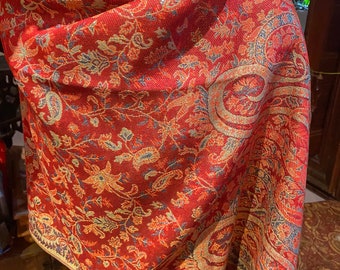 Bufanda estilo pashmina vintage con brocado paisley dorado y metalizado rojo