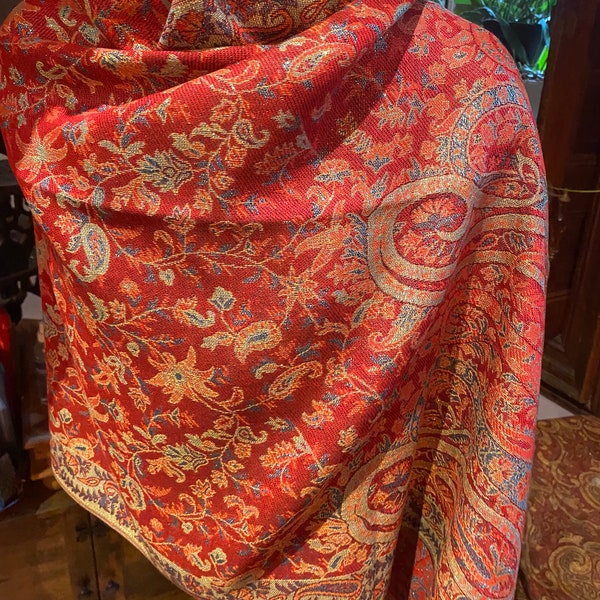 Foulard cachemire en brocart pashmina rouge métallisé doré vintage