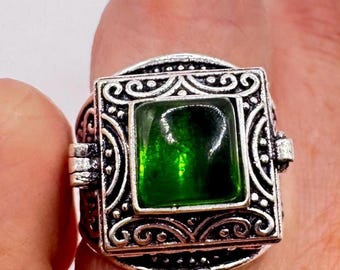 Bague boîte à pilules vintage en verre vert émeraude, argent, blanc et bronze, ornée d'un poison.