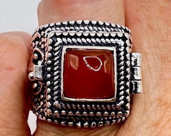 Bague boîte à pilules vintage en cornaline rouge, argent, bronze blanc et blanc.