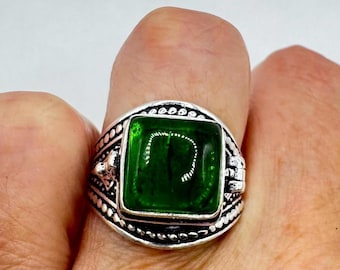 Bague boîte à pilules vintage en verre vert émeraude, argent, blanc et bronze, ornée d'un poison.