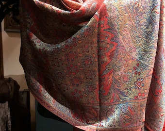 Bufanda estilo pashmina vintage con brocado paisley dorado y metalizado rojo