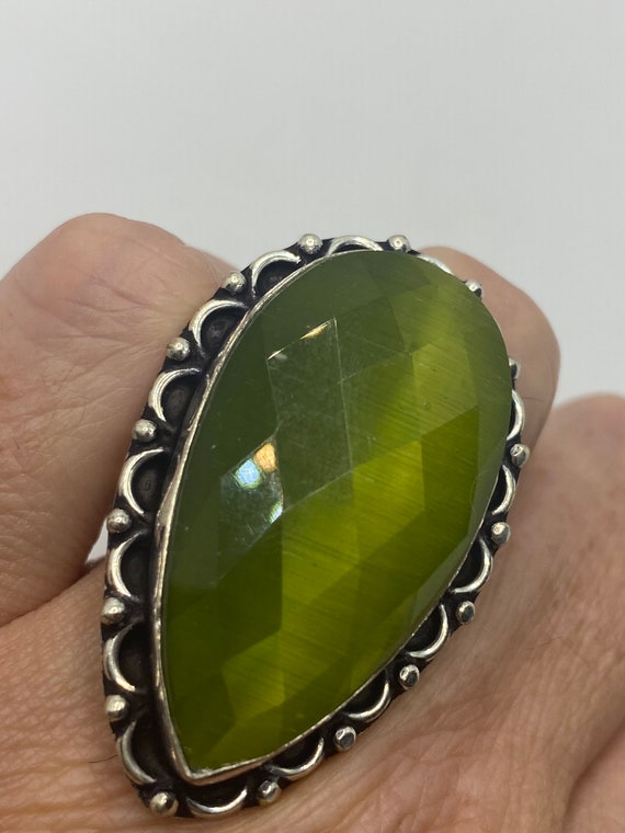 Vintage Green Cats Eye Art Glass Ring - image 1