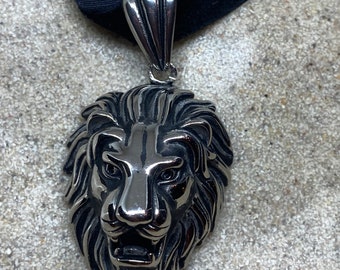 Collana con ciondolo a forma di leone gotico in acciaio inossidabile e argento fatto a mano in stile vintage