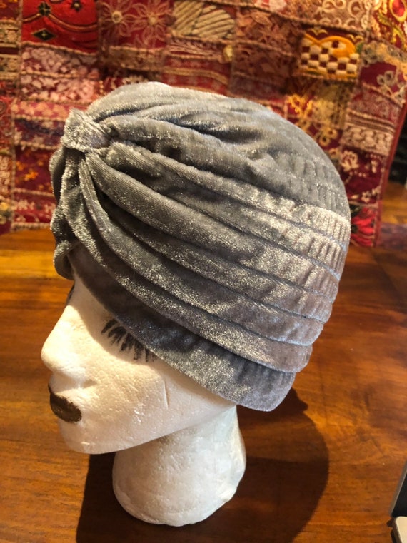 Vintage Gray Stretch Velvet Deco Turban Hat - image 3