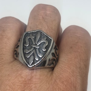 Anillo de hombre vintage de acero inoxidable con diseño de flor de lis y estilo gótico plateado