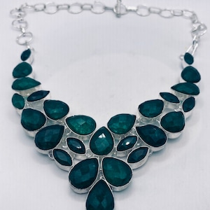 Vintage Grün geschnitzte rohe Smaragd Choker Silber Kragen Bib Halskette