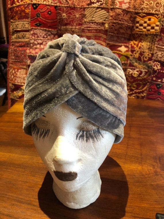 Vintage Gray Stretch Velvet Deco Turban Hat - image 2