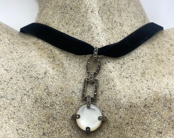 Collar con colgante vintage de marcasita y plata de ley 925 con nácar.