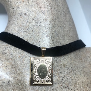 Collier ras de cou médaillon vintage plaqué or avec gravure déco