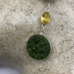 Orecchini pendenti in argento antico vintage in vetro vulcanico verde