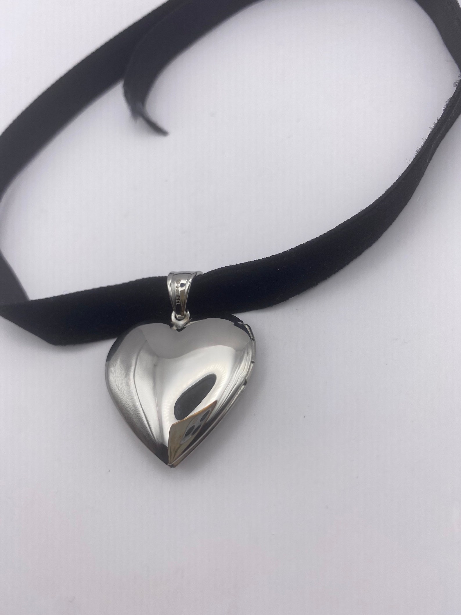Heart locket choker Clearance