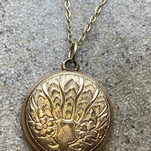 Collier ras de cou médaillon vintage plaqué or avec gravure déco