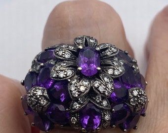 Anillo vintage de oro blanco de 14k con amatista púrpura natural y diamantes engastados en flores.