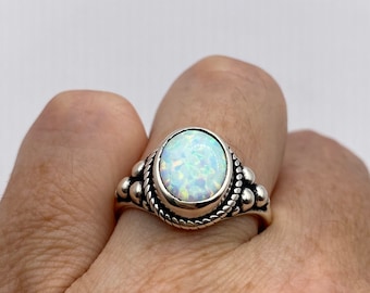 Anillo antiguo de plata de ley 925 con ópalo de fuego etíope.