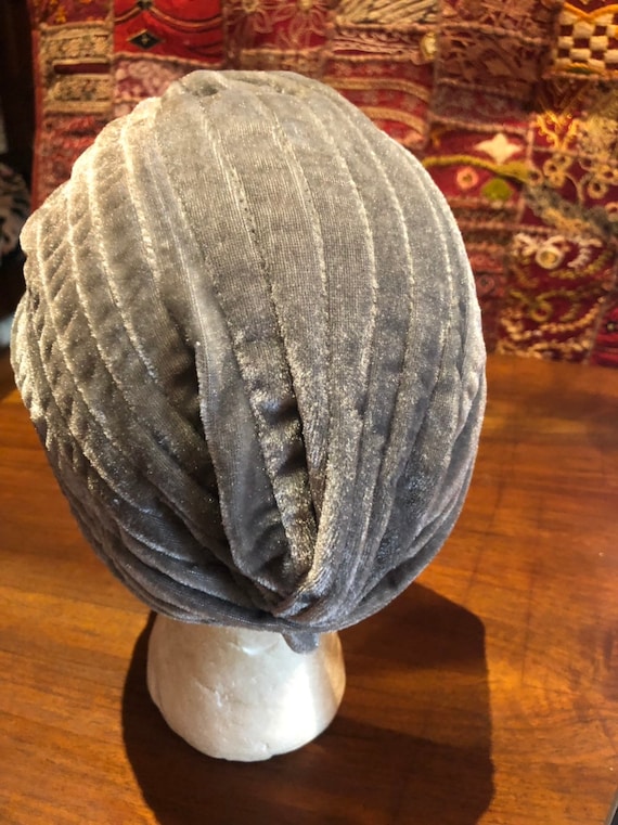 Vintage Gray Stretch Velvet Deco Turban Hat - image 6