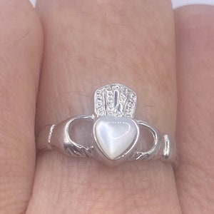 Vintage 925 Sterling Silver Mother of Pearl Cladaugh Ring