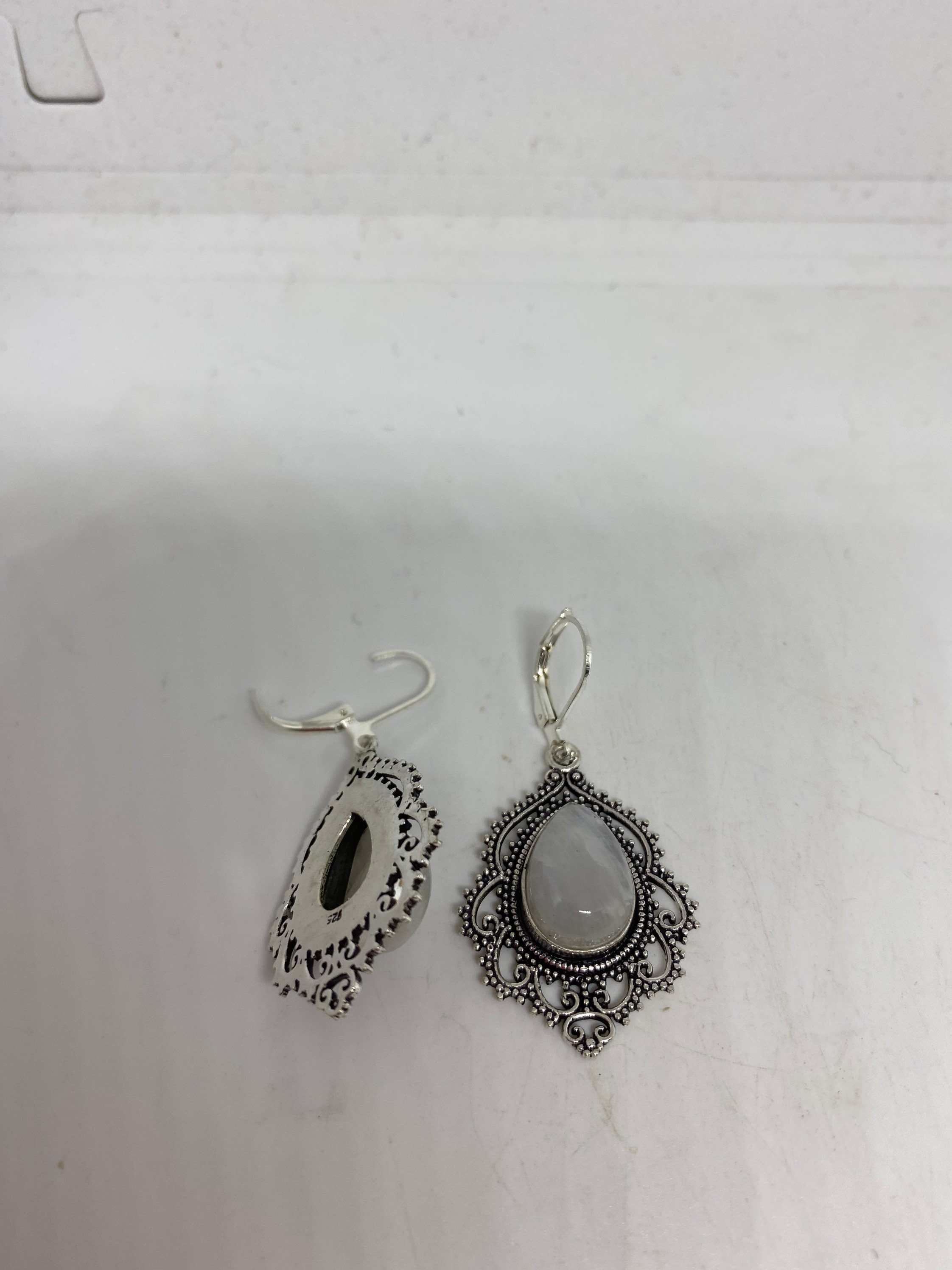 Orecchini Pendente A Rana In Argento 925 Con Pietra Di Luna – Lunghi 22mm, Chiusura A Leva, Gioiello Originale Per Donna