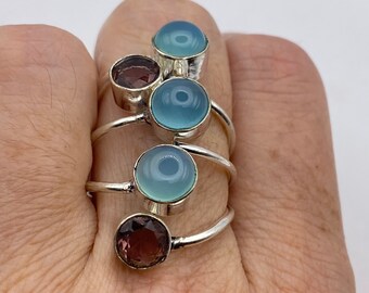 Anillo de cóctel vintage auténtico con calcedonia azul y amatista, ajustable.