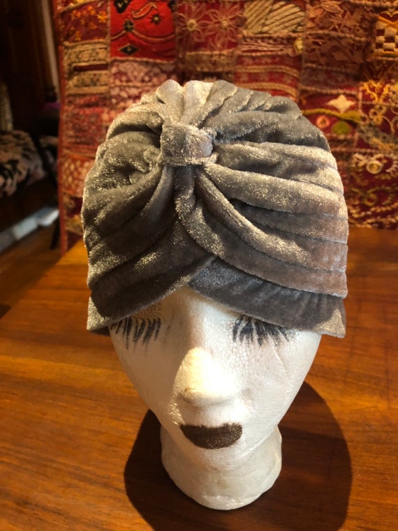 Vintage Gray Stretch Velvet Deco Turban Hat - image 1