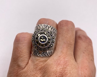 Vintage-Ring aus 925er Sterlingsilber mit handgefertigter, echter Schweizer Markasitfassung im gotischen Stil