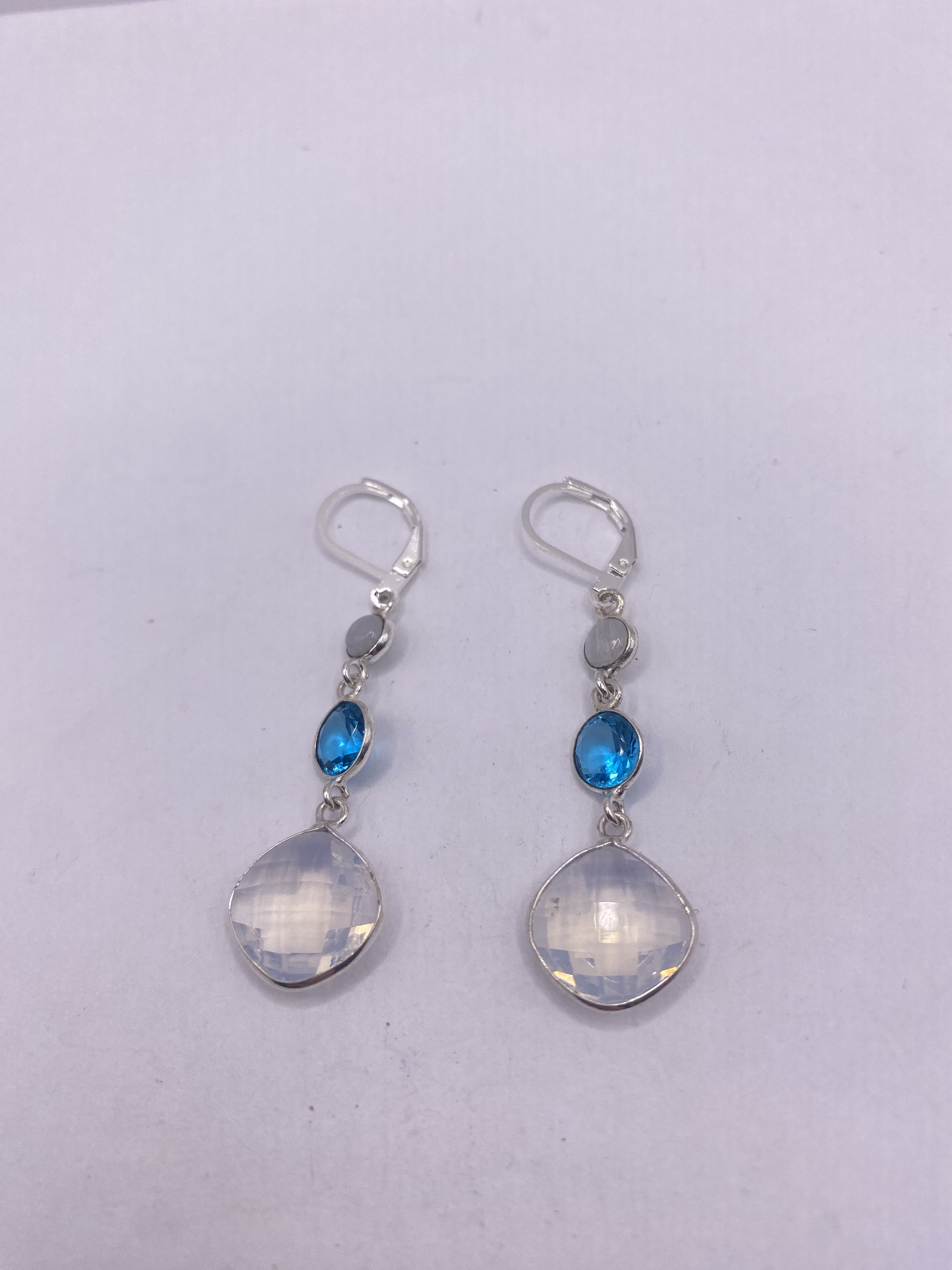 Boucles D'oreilles Pendantes Vintage En Verre Blanc Nacré - Fermoir Clip - Occasion
