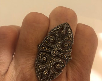 Vintage-Ring aus 925er Sterlingsilber mit handgefertigter, echter Schweizer Markasitfassung im gotischen Stil