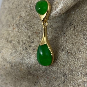 Pendientes vintage divertidos de bronce, rodio y oro con gemas de jade verde