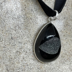 Collar con colgante de drusa de ónix negro auténtico de plata vintage