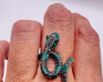 Anillo gótico vintage de plata de ley 925 con engaste de marcasita suiza y serpiente.