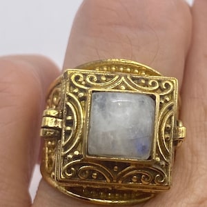Vintage Regenbogen Mondstein Messing Poison Pillbox Ring