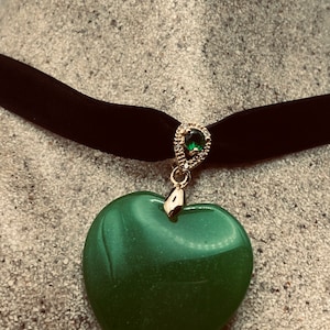 Vintage Green Jade Heart Choker Gold Finish Pendant Necklace Velvet Choker