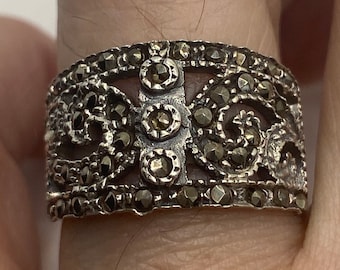 Vintage-Ring aus 925er Sterlingsilber mit handgefertigter, echter Schweizer Markasitfassung im gotischen Stil