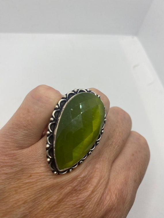 Vintage Green Cats Eye Art Glass Ring - image 7