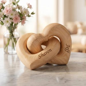 Personlig träskulptur med hjärta och namn, romantisk present till par, jubileumspresent till honom och henne