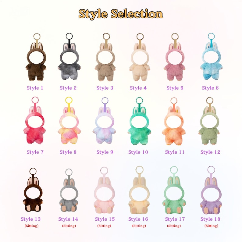 Pu&ograve; includere: Una collezione di diciotto portachiavi a forma di coniglietto di peluche in vari colori, ciascuno con un'apertura circolare per una foto. I portachiavi sono disposti in file, con il testo "Style Selection" in alto.