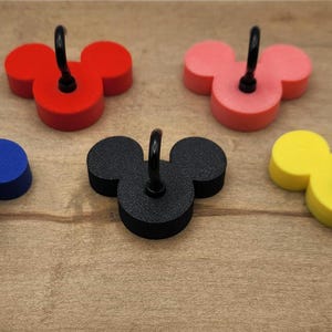 Puede incluir: Un letrero de madera rústica con el texto "Welcome to our home" en letras blancas. El letrero presenta un acabado envejecido y un diseño simple y acogedor, ideal para la decoración de la puerta principal.