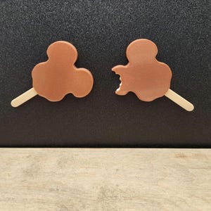 Puede incluir: Un juego de tres tazas de cerámica con un acabado moteado y mate. Las tazas son de color crema, gris claro y gris oscuro. Cada taza tiene un diseño simple y minimalista y un asa redondeada.