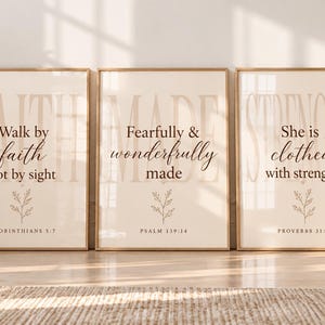 Pode incluir: Três quadros de parede com fundo creme e texto castanho escuro. A primeira impressão diz Walk by faith not by sight 2 Corinthians 5:7. A segunda diz Fearfully & wonderfully made Psalm 139:14. A terceira diz She is clothed with strength Proverbs 31:25.